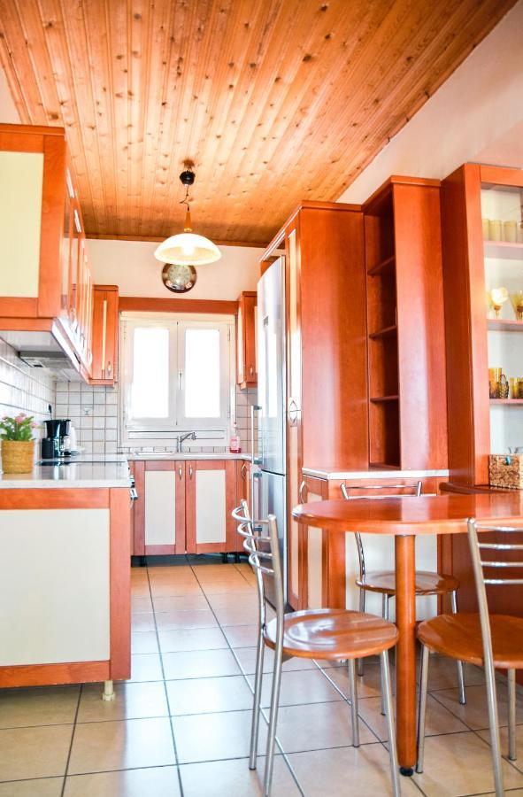 Spacious & Bright Flat With Balcony Lávrion Exterior foto
